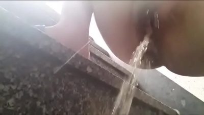 Cận cảnh từng dòng nước khai khắm tuôn ra từ cái lỗ bướm ướt nhẹp của em